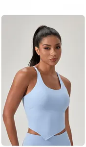 Dettaglio dell'orlo a V invertita su questo top da yoga traspirante blu chiaro