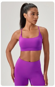 Détail d'un ensemble de yoga violet avec haut court côtelé et short de sport taille haute