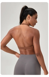 Détail du soutien-gorge de yoga dos nu et legging sans couture sur modèle