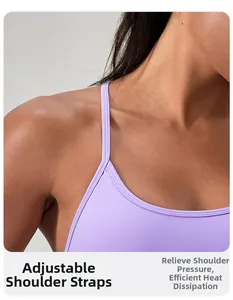 Vue détaillée des bretelles réglables d'un soutien-gorge de sport de yoga violet