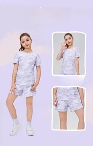 Dettagli della stampa mimetica lavanda e coulisse in vita sui pantaloncini sportivi per bambini