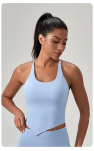 Dettaglio del top yoga azzurro con orlo asimmetrico e spalline sottili in tessuto opaco