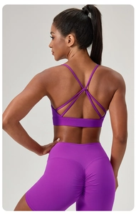 Détail de l'ensemble de yoga violet avec soutien-gorge à bretelles et short push-up