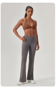 Détail du soutien-gorge de sport à licou croisé et du pantalon de yoga évasé à taille V