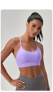 Détail d'un soutien-gorge de sport violet à fines bretelles Y et legging de yoga