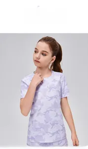 Détail de l'imprimé camouflage violet et du tissu respirant sur le t-shirt de sport