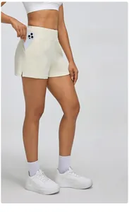 Détail d'un short de sport à taille haute avec poche latérale pour smartphone
