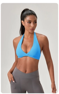 Gros plan d'une brassière de yoga licou bleu vif avec design plissé croisé et tissu élastique