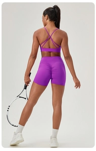 Détail du soutien-gorge de yoga à dos croisé et short froncé en tissu violet brillant