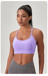 Détail d'un soutien-gorge de sport lilas et pantalon de yoga gris à taille haute en forme de V