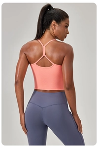Dettaglio del top sportivo a costine con spalline a Y e pantaloni da yoga attillati