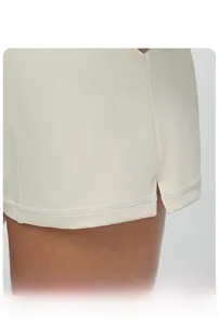 Détail de la fente latérale et de la double couture sur le short de sport crème