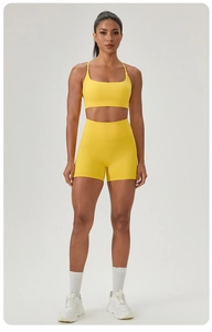 Détail d'un ensemble de fitness avec brassière de yoga jaune vif et short taille haute