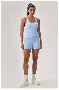 Dettaglio della tutina da yoga azzurra con vita a V incrociata e tessuto elastico