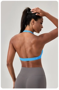 Vue détaillée du soutien-gorge de sport dos nu bleu et du legging gris de dos