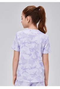 Détails du dos d'un t-shirt de sport respirant à motif camouflage violet pour enfants