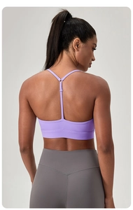 Vue de dos de la brassière de sport violette à bretelles en Y et legging de yoga gris