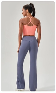 Dettaglio del top da yoga a coste rosa e dei leggings svasati indossati dalla modella