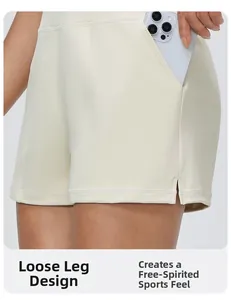 Détail du short de sport ample avec poche latérale pour téléphone et fente latérale