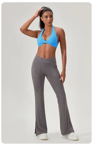 Détail du pantalon de yoga évasé à taille haute avec poches latérales et ourlet fendu