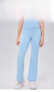 Detailansicht hellblaue High-Waist-Schlaghose aus elastischem und atmungsaktivem Stoff