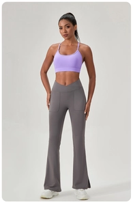Détail d'un soutien-gorge de sport lilas avec pantalon de yoga évasé à taille en V