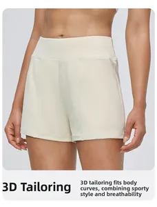Gros plan de la coupe 3D sans couture sur un short de yoga beige à taille haute pour femme
