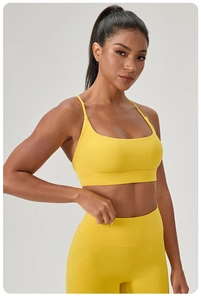 Détail de la brassière de yoga jaune vif hautement élastique avec bretelles fines et col U