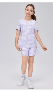 Dettaglio completo di set estivo per bambini con t-shirt e pantaloncini mimetici viola