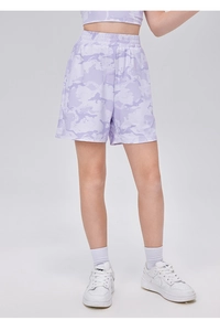 Dettaglio dei pantaloncini sportivi traspiranti per bambini con stampa mimetica viola elastico