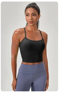 Dettaglio del top da yoga nero a costine con spalline sottili e trama in maglia
