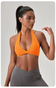 Détail de la brassière de sport licou orange avec un nœud torsadé élégant à l'avant