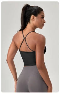 Vista posteriore di un top da yoga nero con spalline incrociate dal design elegante