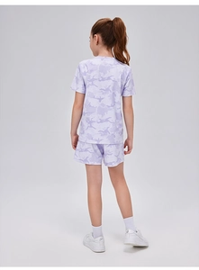 Vista posteriore del set sportivo per bambini con motivo mimetico lilla e pantaloncini