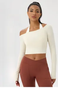 Détail du haut de yoga à épaule dénudée avec tissu respirant effet nuage et coupe ajustée