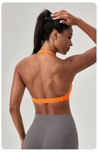Vue arrière détaillée du soutien-gorge de yoga orange et du legging gris à taille haute