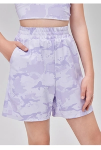 Dettaglio dei pantaloncini sportivi mimetici lavanda con vita elastica e tasche laterali