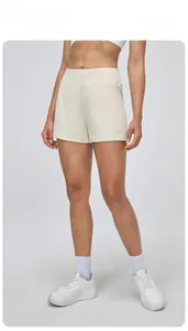 Détail du short de yoga crème à taille haute avec tissu respirant à séchage rapide