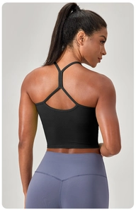 Dettaglio del top da yoga a costine con sottili spalline a Y e texture sportiva senza cuciture