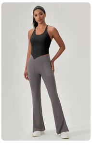 Dettaglio del top da yoga slim fit con orlo a V e leggings svasati a vita alta con tasche