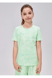 Détail de l'ensemble t-shirt et short de sport respirant à motif camouflage vert clair