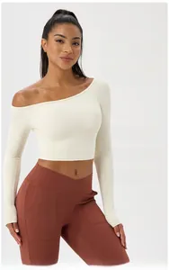 Détail du haut blanc à épaules dénudées et du pantalon de yoga à taille croisée