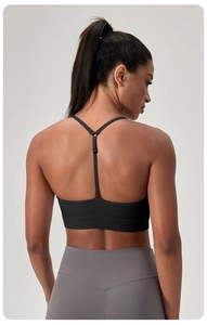 Détail d'un soutien-gorge de sport noir avec fines bretelles en T pour fitness et yoga