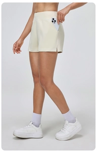 Détail du short de sport à taille haute avec poche latérale et fente sur le côté