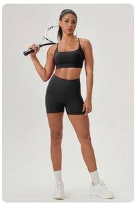 Gros plan sur l'ensemble de yoga noir avec brassière à col en U et short de sport