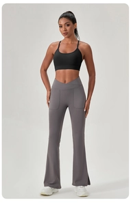 Détail du pantalon de yoga évasé avec taille en V et poches latérales pour le fitness