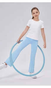 Detailansicht der atmungsaktiven Mädchen Yoga-Schlaghose mit weißem Shirt und Hula-Hoop