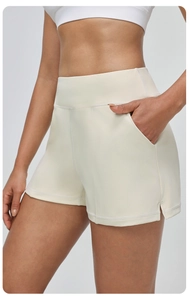 Détail du short de yoga crème à taille haute avec poche latérale et fente sur le côté