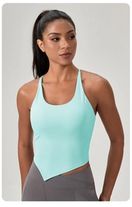Dettaglio del gilet yoga verde menta con bordo irregolare a V e spalline sottili