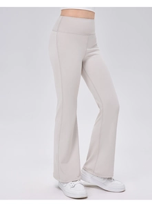 Makro-Detail der High-Waist Yoga-Schlaghose mit atmungsaktivem Stoff und feinen Nähten